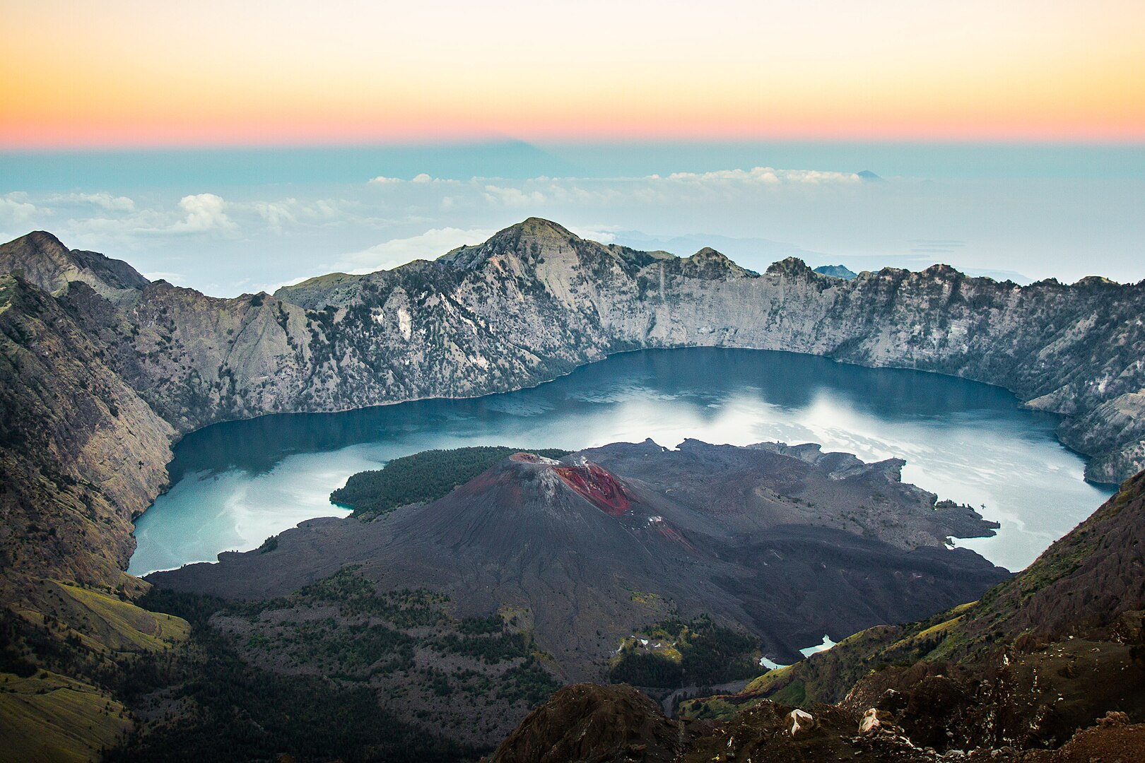 1620px Mount Rinjani 20097616551