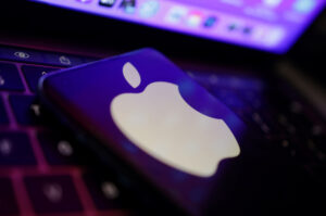 Apple enfrenta ação judicial explosiva por superestimar avanços em IA!
