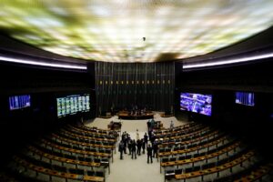 Governo Lula ignora 347 parlamentares antes da crucial votação do IOF!