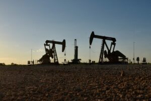Petróleo em alta explosiva e futuros americanos despencam após alerta bombástico de Trump sobre Teerã!