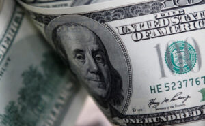 Dólar despenca no primeiro semestre: o que está por trás desse colapso histórico?