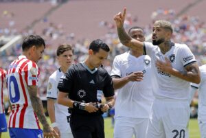 Drama no Último Minuto: Botafogo Cai, Mas Conquista a Vaga nas Oitavas do Mundial!
