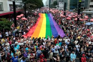 Parada LGBT+ de SP: Festa e Reflexão sobre o Envelhecimento em Alta Tensão!