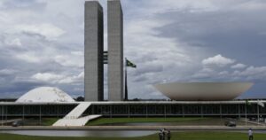 Fitch Mantém Nota, Mas Alerta: Dívida/PIB Pode Explodir sem Ajuste Fiscal!