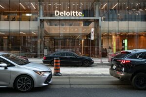 Deloitte Suspende Bonificações e Promoções no Reino Unido: O Alerta que Ninguém Esperava!