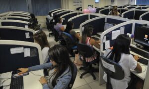 Desaceleração econômica se aproxima: especialistas alertam sobre o lento colapso!