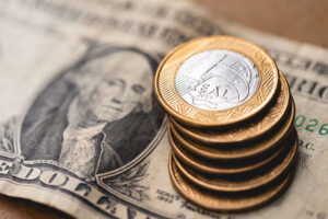 Dólar despenca para R$ 5,43: queda alarmante de 5% em um mês e 12% no semestre!