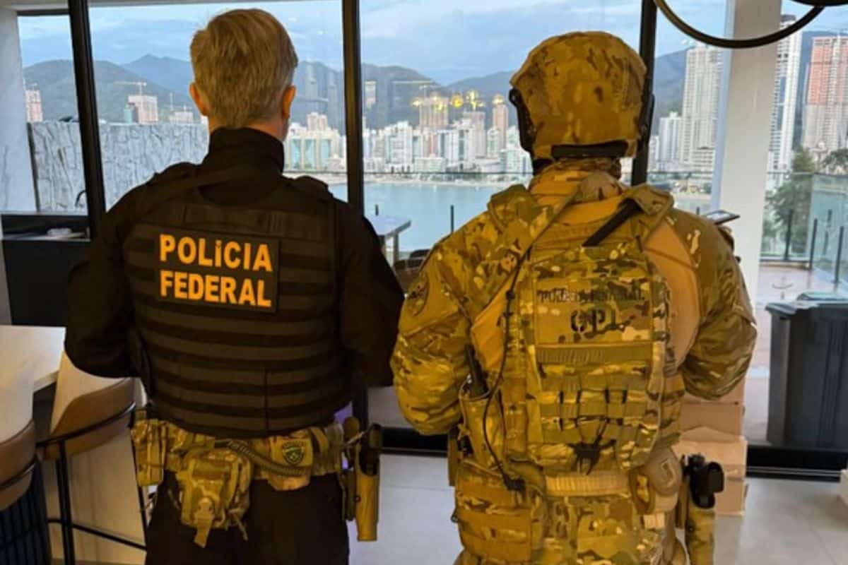 Agentes da PF em Operacao Descargo