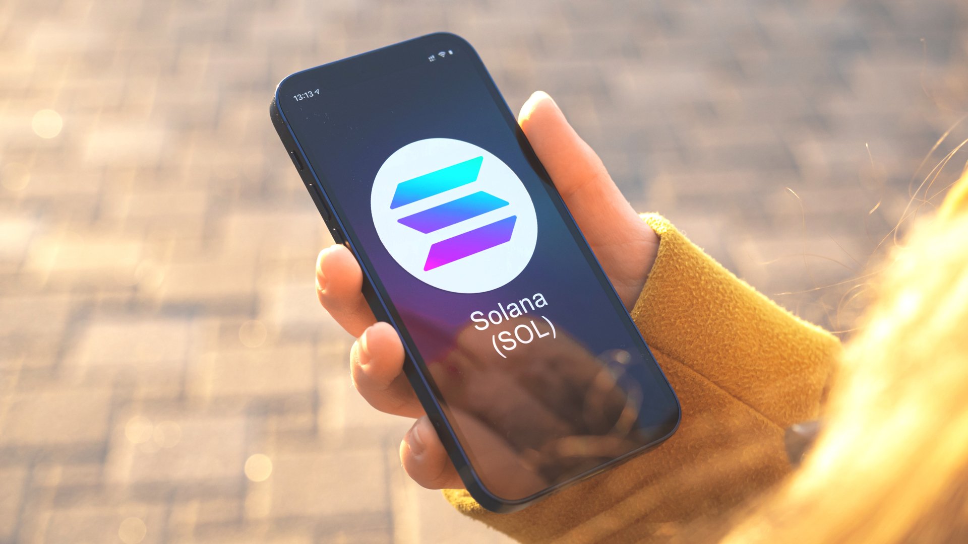 Aplicativo em celular com imagem da Solana