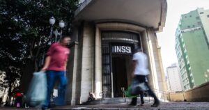 INSS em Crise: Fila de Espera Excede 2,4 Milhões em Junho!