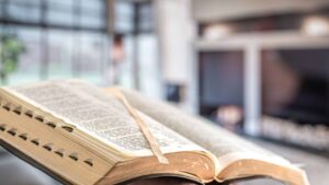 Idosa é presa após lavar milhões de reais roubados de igreja com criptomoedas!