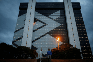 Goldman reduz previsão e alerta: Crise no crédito rural à vista!