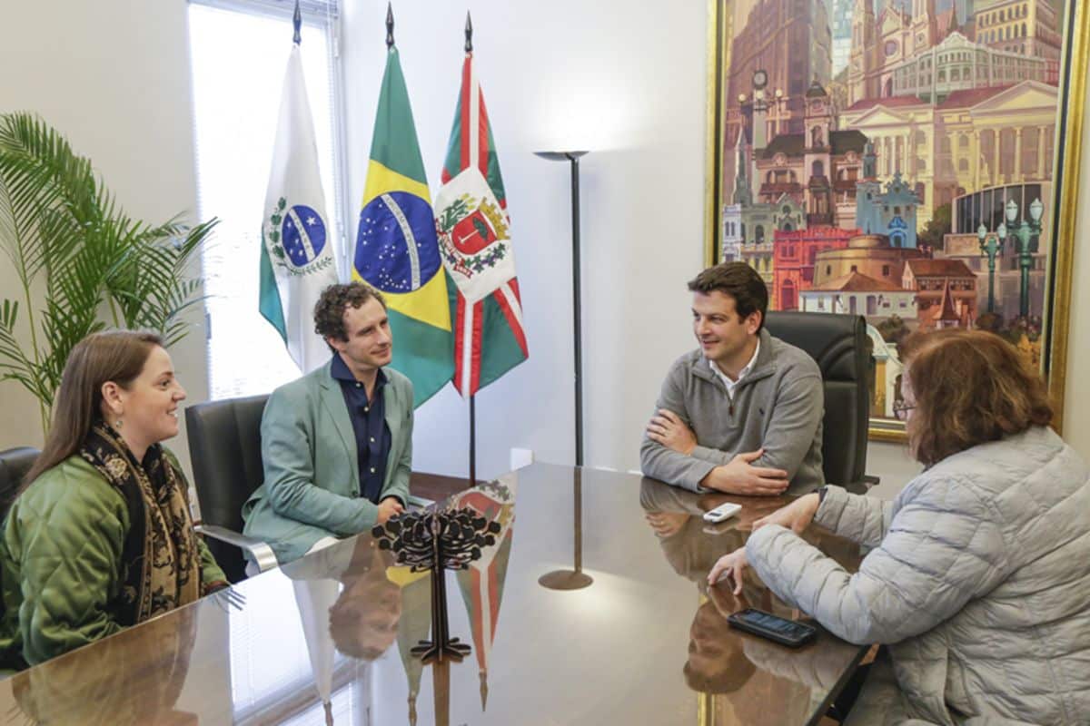 Economista dos EUA E. Glen Weyl conversa com prefeito de Curitiba