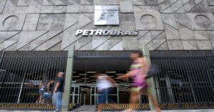 Petróleo em Queda: Petrobras Respira Aliviada com Preços da Gasolina e do Diesel!