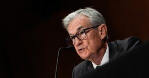Trump ataca Powell novamente: ‘Muito atrasado’ e exigindo cortes de juros!