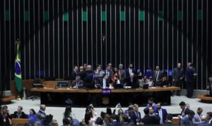 Câmara acelera votação e pode derrubar decreto do IOF!
