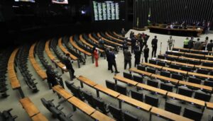 Parlamentares Protestam em Grande Escala Contra MP do IOF!