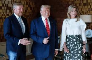 Rainha da Holanda Copia Trump em Encontro Pré-Otan e Causa Choque!
