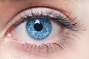 Cirurgia Polêmica para Alterar Cor dos Olhos: Apenas para Cegos!