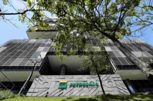 Petrobras Fecha Acordo Impactante com Consag: Trem 2 da RNEST Rumo à Conclusão!