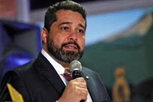 Crise nos Correios: Presidente Renuncia ao Cargo; Alcolumbre Coalha Atrás da Posição!