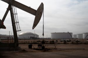 Petróleo despenca novamente: Incertezas sobre tarifas afundam preços!