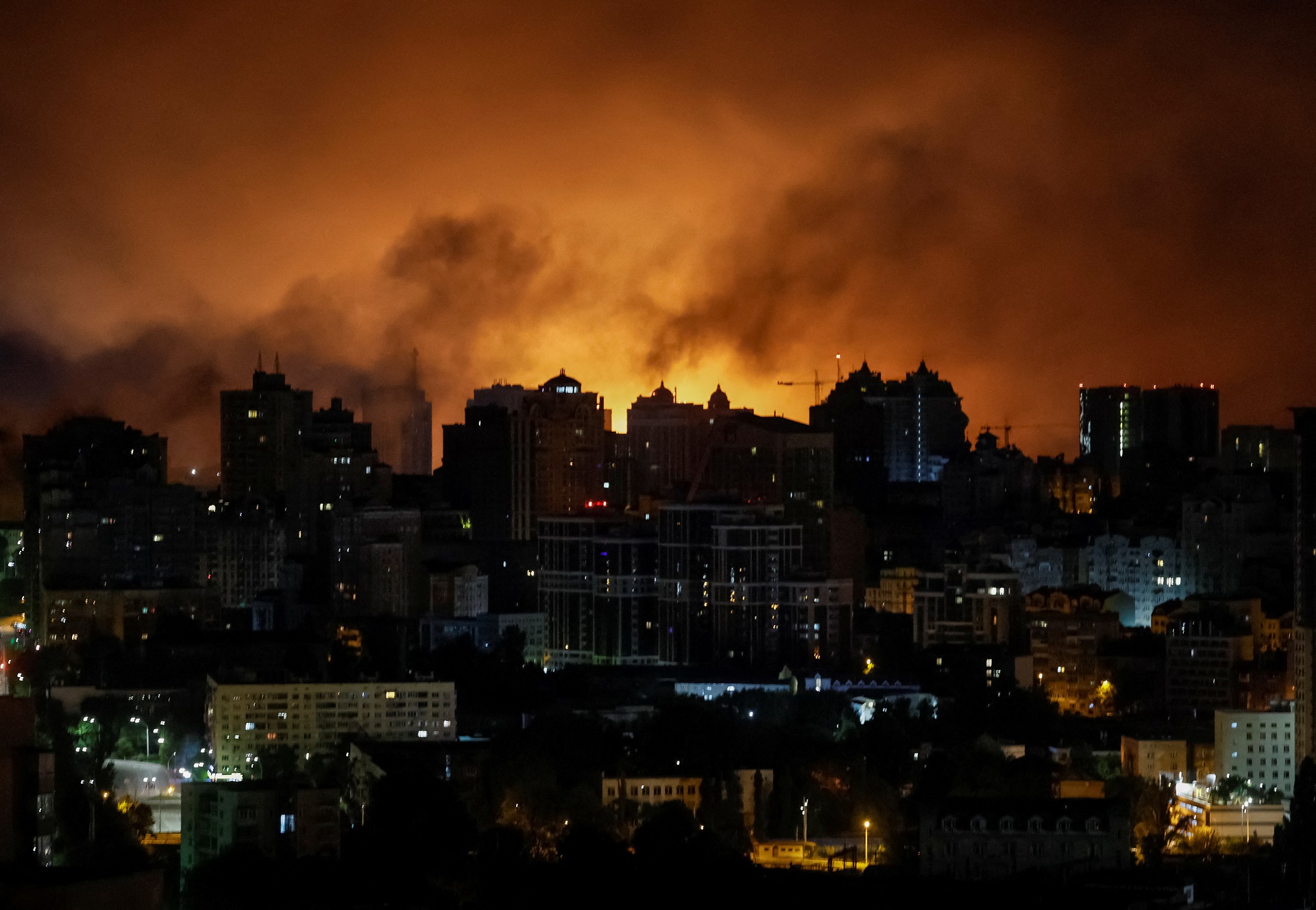 Rússia Desata Fúria Aérea: Centenas de Drones Bombardeiam Energia da Ucrânia! 1 2025 06 10T033903Z 1446959335 RC2CZEAIWJ54 RTRMADP 3 UKRAINE CRISIS ATTACK KYIV