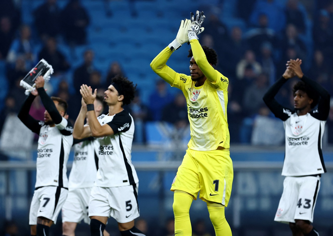 Corinthians Intensifica Treinos e Hugo Souza Comemora um Ano de Conquistas! 1 2025 06 12T230017Z 1637879647 UP1EL6C1RWEVP RTRMADP 3 SOCCER BRAZIL GRE COR