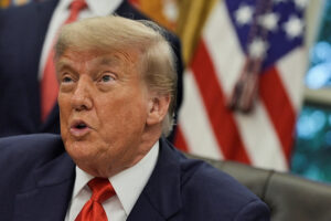 Trump sanciona bill explosivo de gastos e impostos de R$ 3,4 trilhões na Casa Branca!