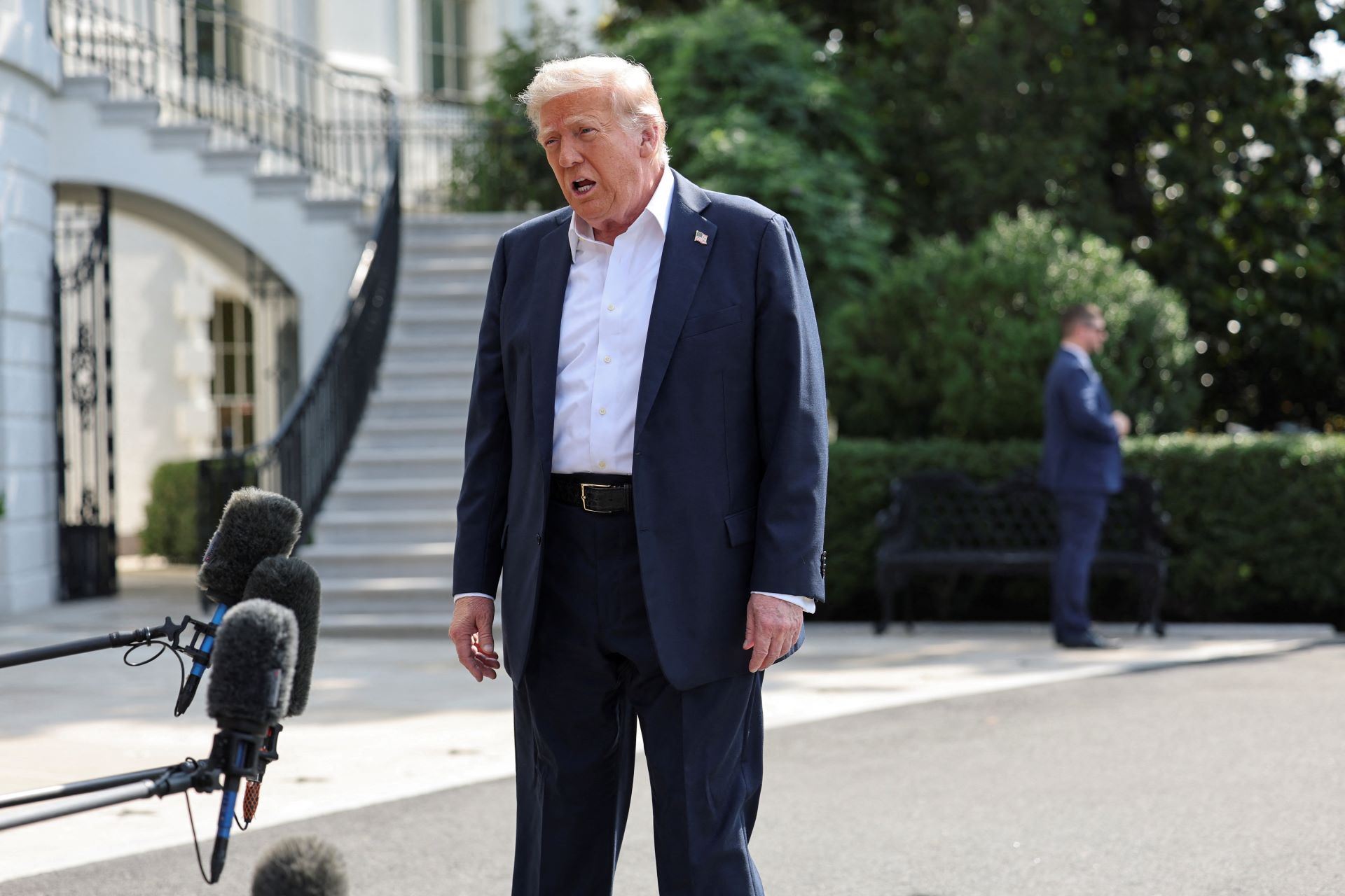 2025 07 11T235741Z 1 LYNXMPEL6A0ZI RTROPTP 4 USA WEATHER TEXAS TRUMP red