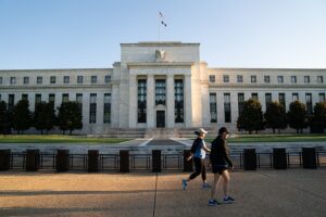 Trump desafia Cook e agita a previsão de juros do Fed! Confira as apostas!