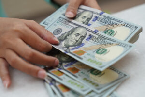 Dólar despenca, Bolsa explode e dividendos à vista: saiba tudo!