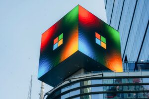 Microsoft revela economia de R$ 500 milhões com IA, mesmo em meio a demissões alarmantes!