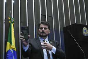Marcos do Val em fuga para os EUA com passaporte bloqueado!