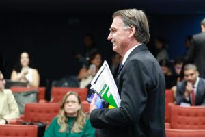 Bolsonaro sob Holofotes: Acusado de Comprometer a Soberania com Sua Própria Lei!