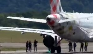 Tragédia no Aeroporto: Homem é Tragicamente Absorvido por Motor de Avião na Itália!