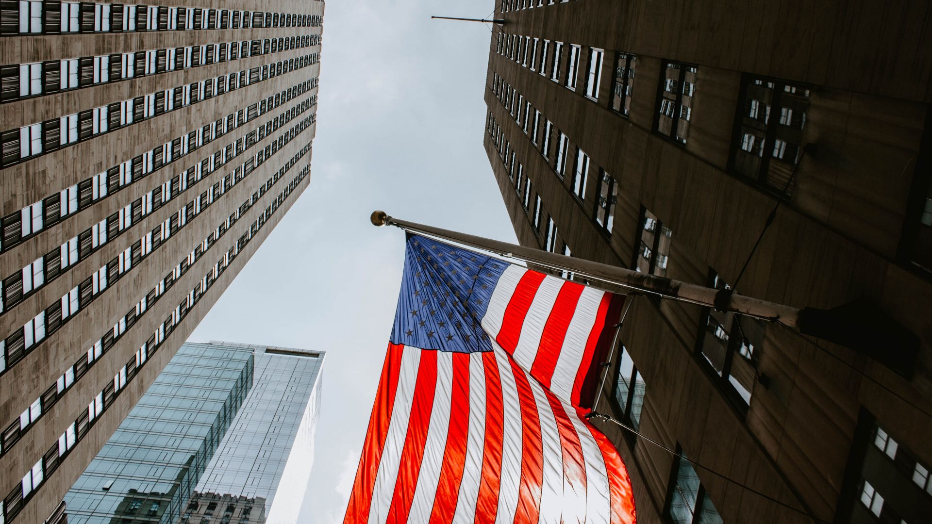 Bandeira dos EUA em meio a predios