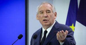 França em Crise: Primeiro-Ministro Propõe Cortar Feriados para Salvar a Economia!