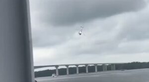 Polícia da Malásia: Helicóptero despenca em plena missão militar!