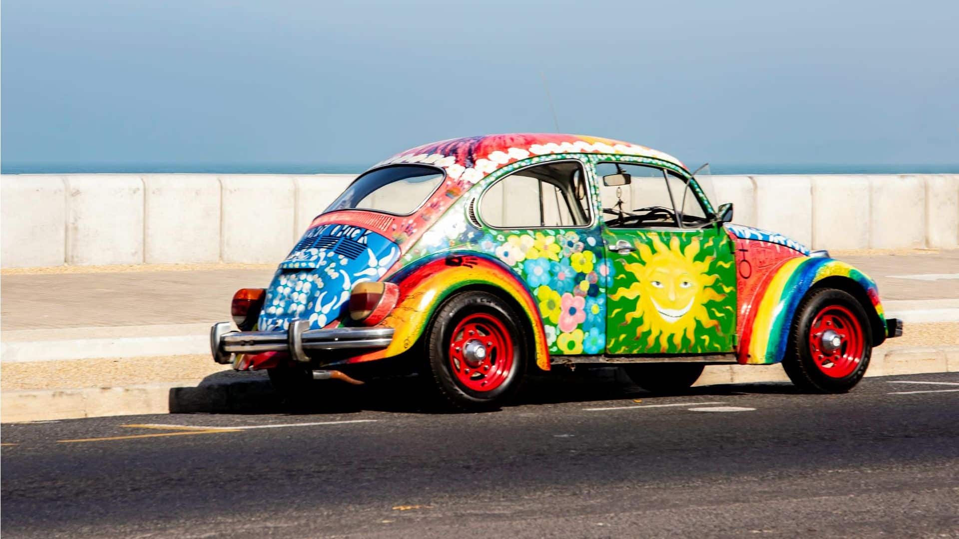 Fusca colorido na estrada
