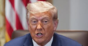 Trump aponta os Brics como vilões do dólar fraco, mas especialistas alertam: ele é o verdadeiro perigo!