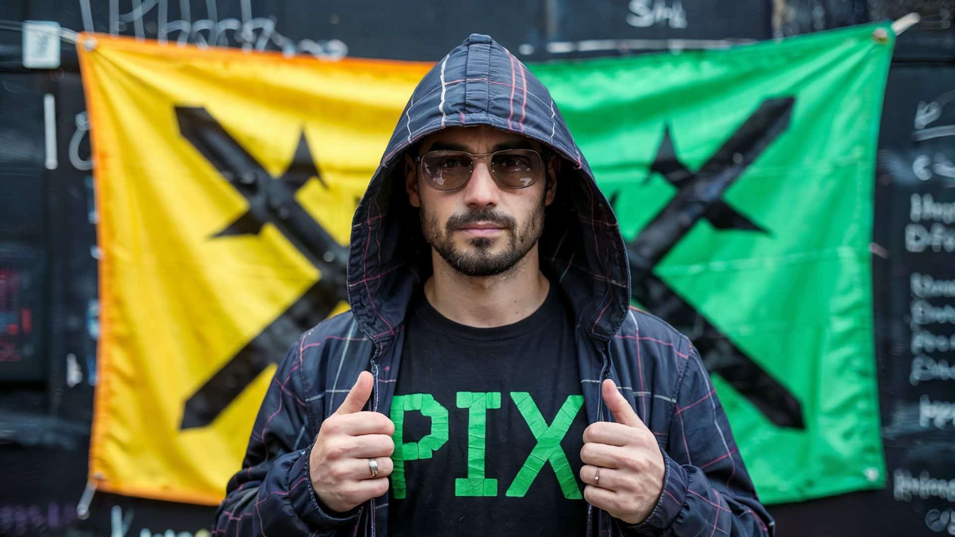 Hacker com camisa do Pix e bandeira verde e amarelo ao fundo