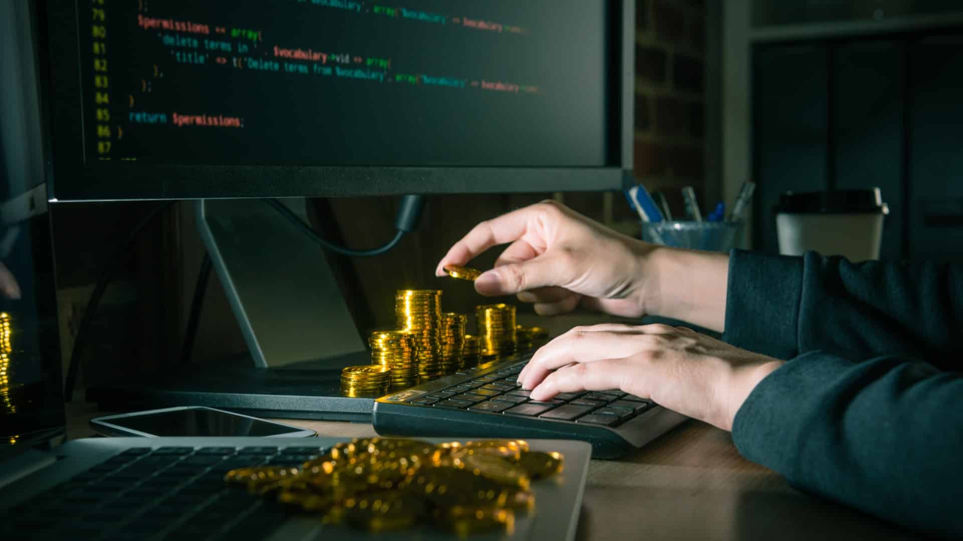Corretora é alvo de ataque e hackers roubam milhões em criptomoedas! 1 Hacker roubando criptomoedas