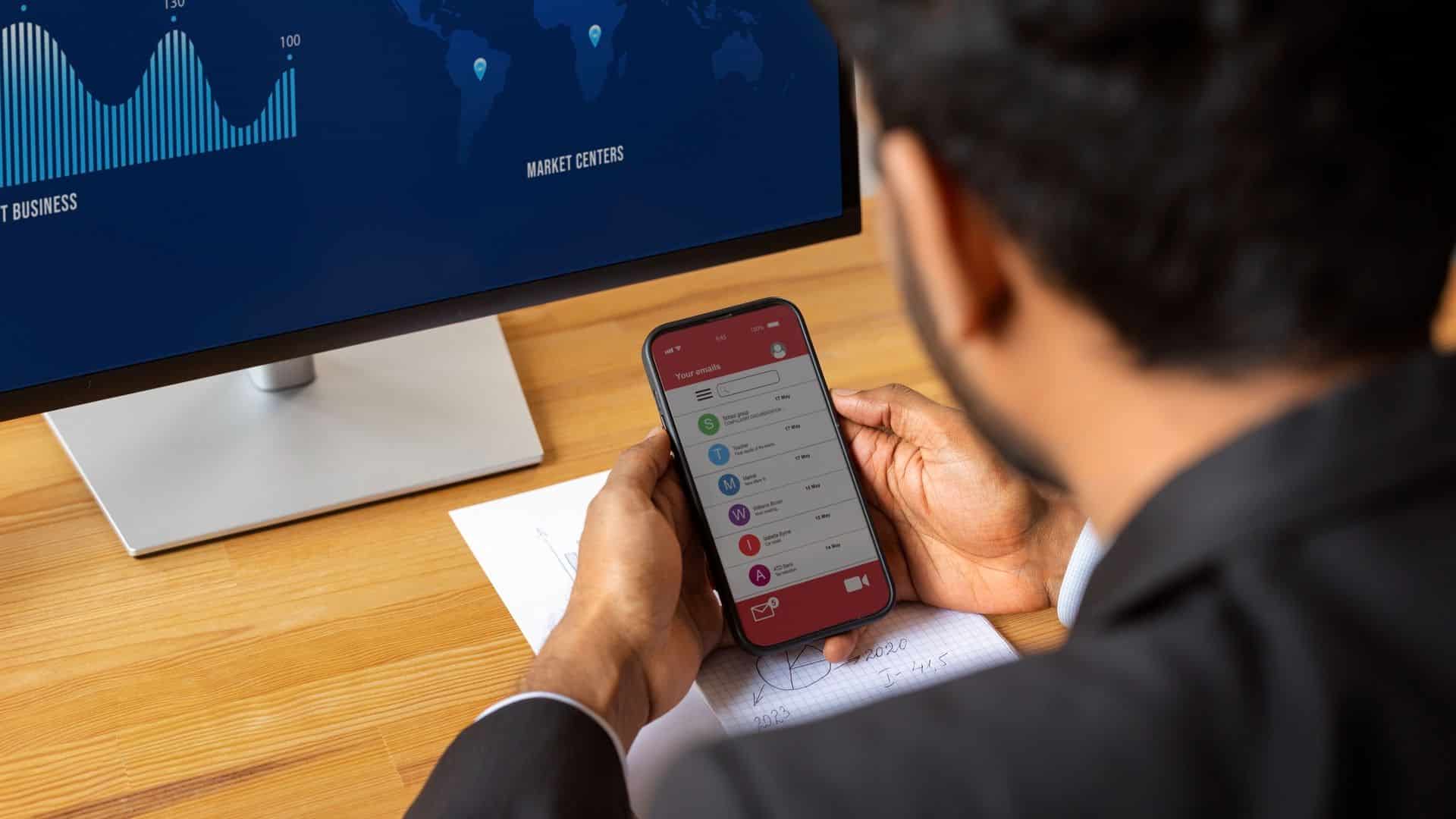 Homem observando aplicativo com fundo vermelho