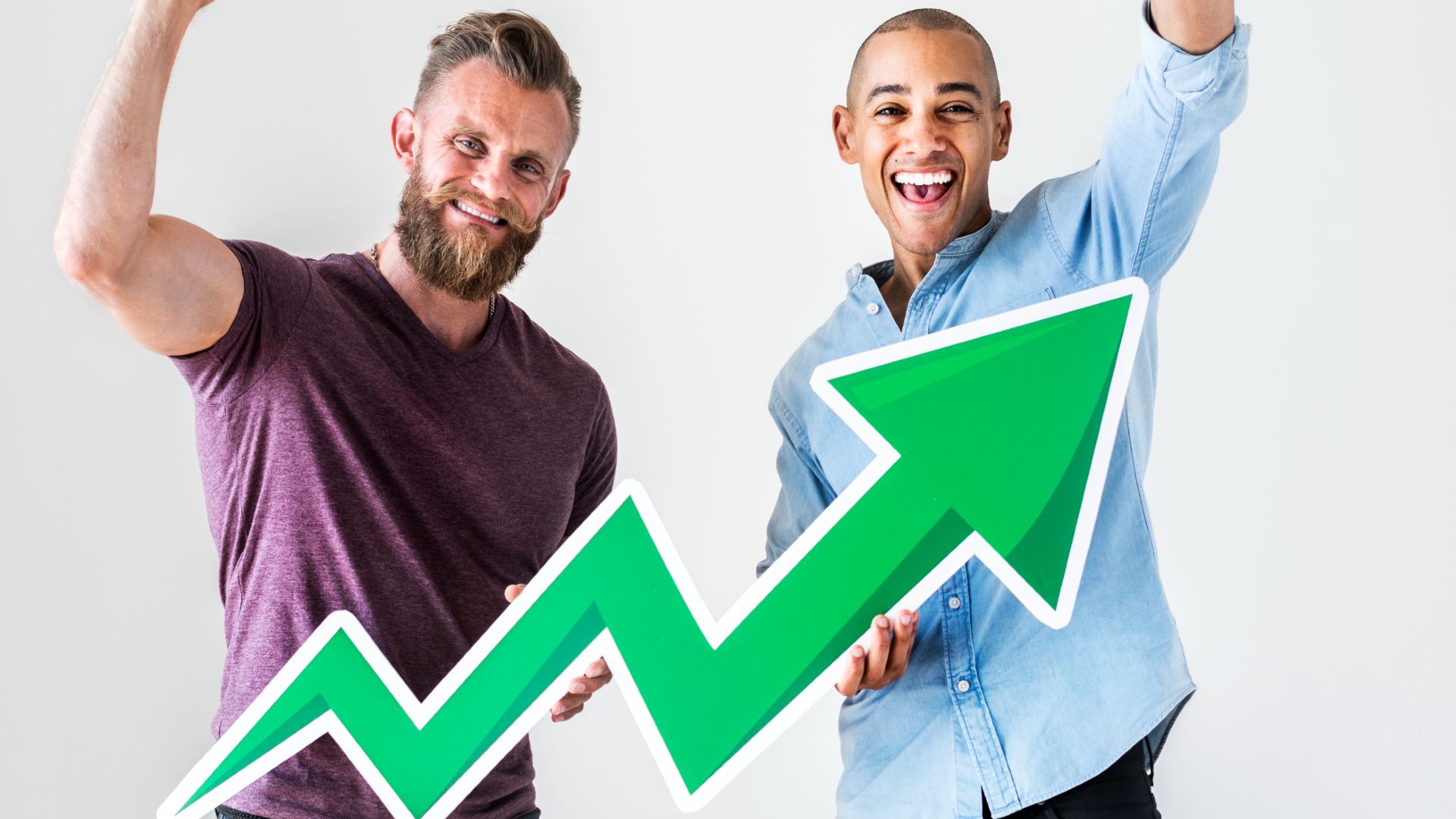 Homens segurando placa de alta