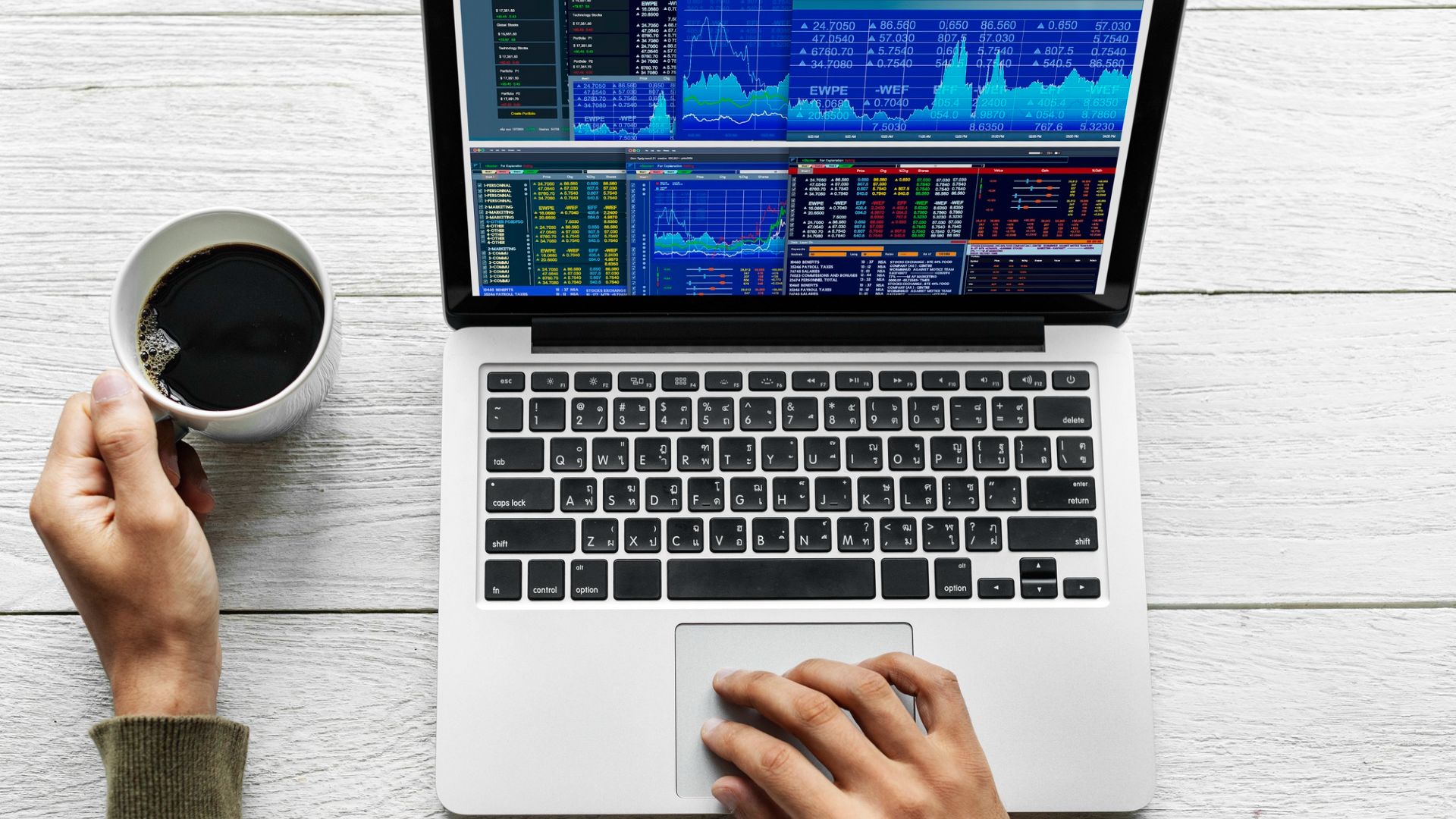 Investidor atento ao mercado de acoes