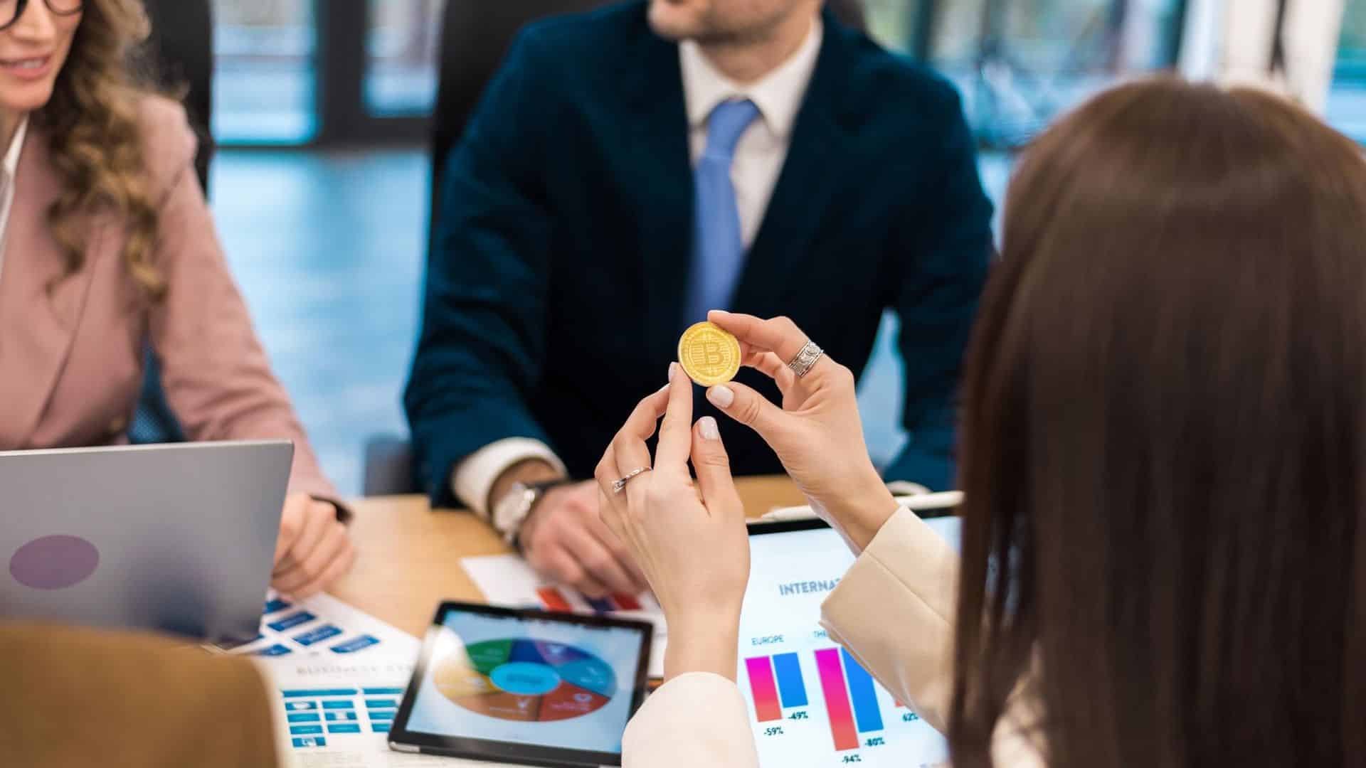 Bitcoin em Nível Épico: Compradores Dominam em Real, Dólar e Euro! 1 Investidores observando graficos e o bitcoin