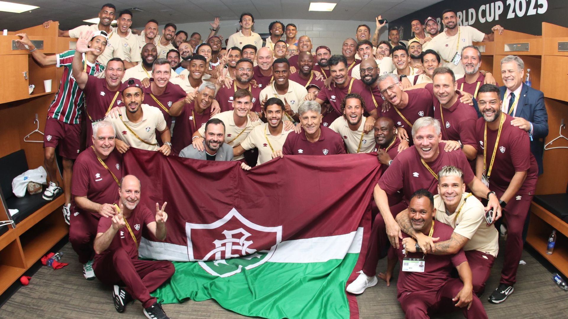 Jogadores e comissao tecnica do Fluminense comemoram classificacao historica para semifinal da Copa