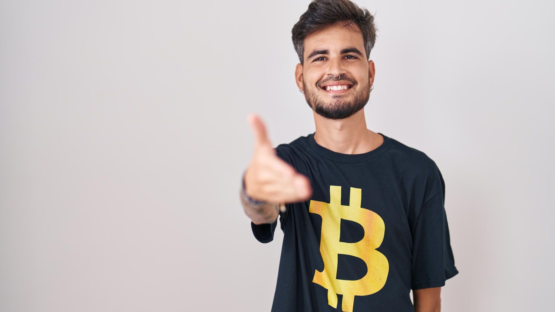 Jovem com camiseta do Bitcoin