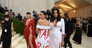 Alexandria Ocasio-Cortez: Polêmica da Deputada Democrata Sobre Vestido Luxuoso em Baile de Gala em NY!